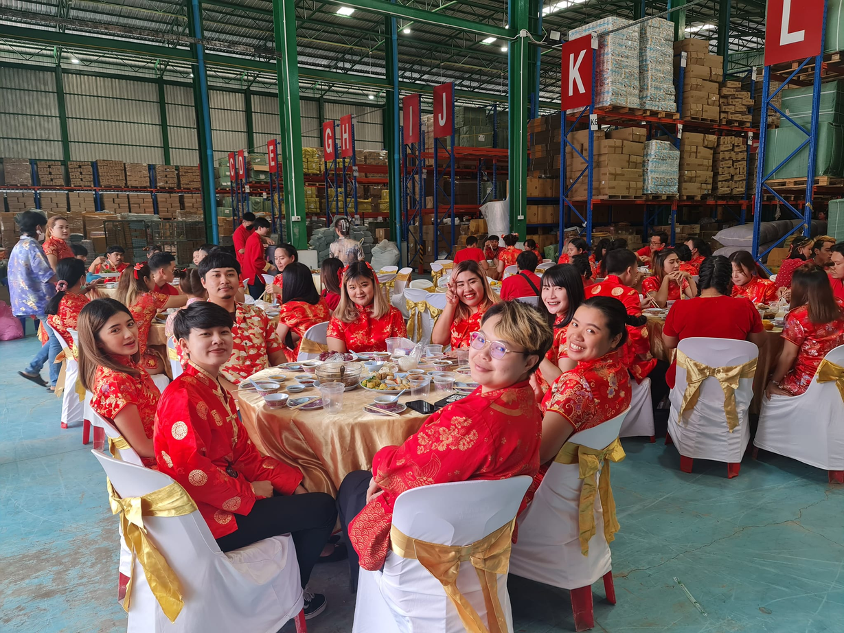 การพบปะ แสดงความยินดี และกิจกรรมของทีมในพื้นที่ทำงาน